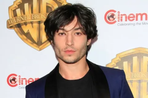 Ezra Miller está en tratamiento por 'problemas de salud mental complejos'