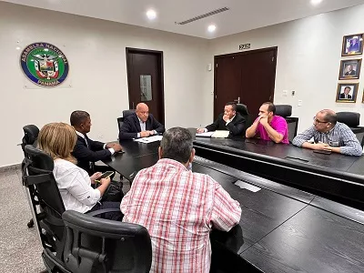 Presidente de la Asamblea se reúne con representantes de pequeñas farmacias