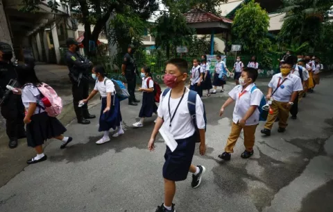 Filipinas retoma clases presenciales tras más de dos años de colegios cerrados por pandemia