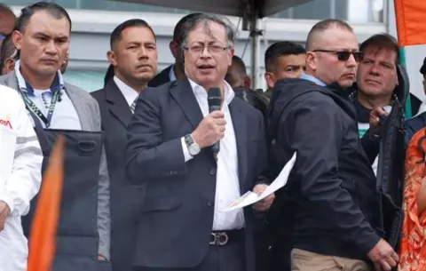 Gustavo Petro quiere inaugurar la primera 'democracia multicolor' en Colombia