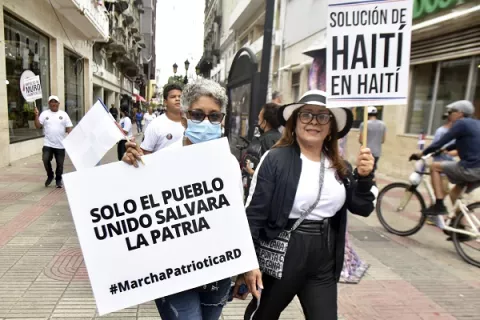 Banda armada quema vivo a exsenador haitiano en Puerto Príncipe