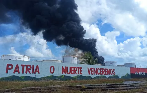 Incendio industrial en Cuba sigue tras gran explosión nocturna; China ofrece ayuda