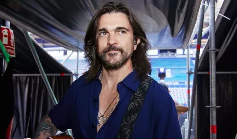 Juanes llega a los 50 sin nostalgia, con una biografía y un álbum en camino