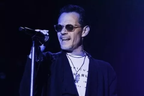 Marc Anthony pidió aguardiente y a cambio recibió un botellazo en pleno concierto