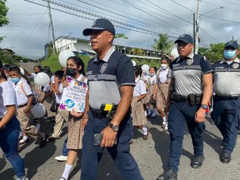 Niños y jóvenes de Colón marchan pidiendo paz para esta provincia atlántica
