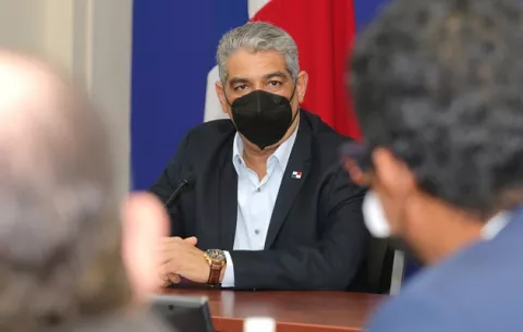 Ministro Luis Sucre recalca que el gobierno asumirá el 20% del descuento correspondiente a los jubilados