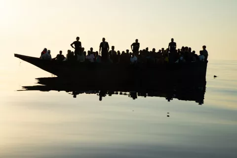 Más de 560 migrantes esperan en el Mediterráneo un puerto para desembarcar