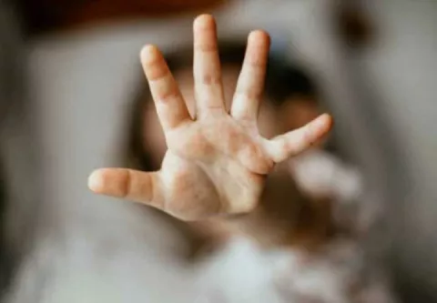 Niña de 2 años muere al caerle una puerta de hierro dentro de una iglesia en Colón