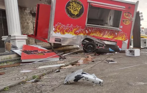 Conductor se estrella contra camión de comida dejando un muerto y dos heridos 