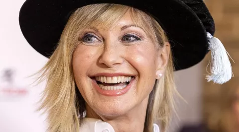 Subastan uno de los autos de 'Grease' con la firma de Olivia Newton-John