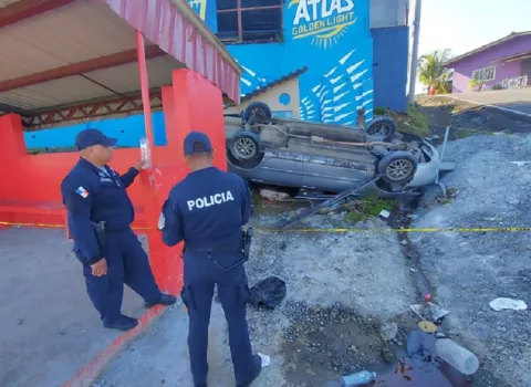 ¡Terror! Ladrones entran a casa en Colón, hieren una mujer y al huir se vuelcan en auto robado