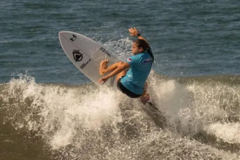Samanta Alonso e Isauro Elinzondo, campeones del surf nacional