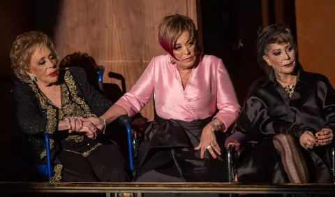 Silvia Pinal recibe homenaje en el Palacio de Bellas Artes de México