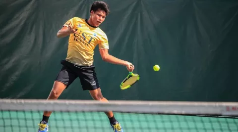 Deportes que se juegan con 'palos' o raquetas: ¿Cómo evitar lesiones? 
