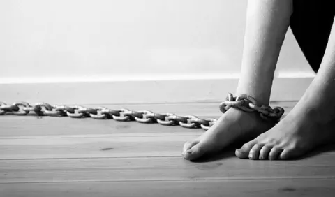 Niñas son víctimas de embarazos forzados y sus bebés vendidos