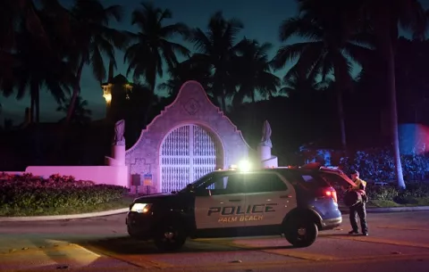 FBI busca documentos oficiales en la residencia de Donald Trump; habría tirado algunos al inodoro 