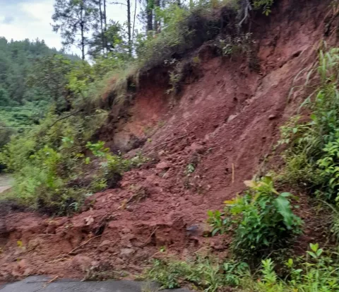 Parcialmente obstruida por derrumbe vía hacia Buenos Aires en la comarca Ngäbe-Buglé