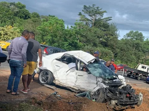 Aparatoso accidente deja dos muertos en carretera de Limón a Colón 