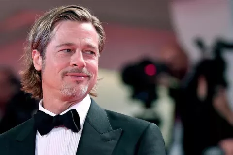 Brad Pitt exhibe en Finlandia su faceta de escultor con su primera exposición