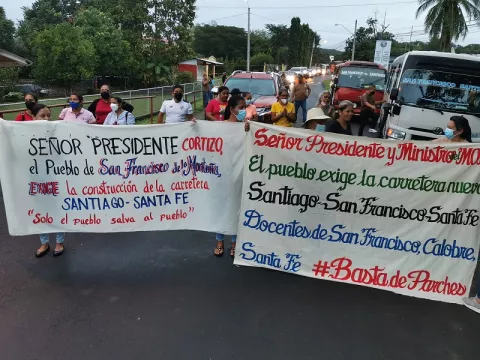Moradores de 4 distritos de Veraguas se manifiestan exigiendo rehabilitación de carretera 