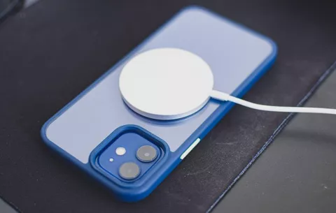Brasil prohíbe a Apple continuar vendiendo el iPhone sin su cargador