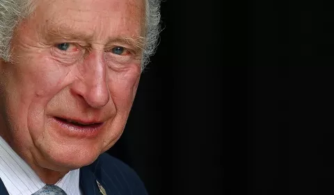 Carlos III llega a Buckingham y muestra una imagen cercana al saludar al público