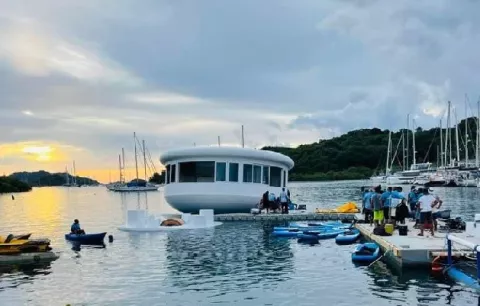 Casa flotante en la Costa Arriba de Colón se desestabiliza y cae