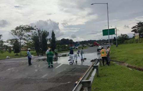 Verifican que derrame de sustancia oleosa en Cuatro Altos no haya afectado ambiente