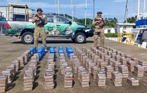 Aeronavales incautan 487 paquetes de supuesta droga y capturan a dos personas