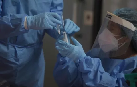 Tratamientos contra la covid-19: Combinación de anticuerpos ayuda a reducir cuadros graves