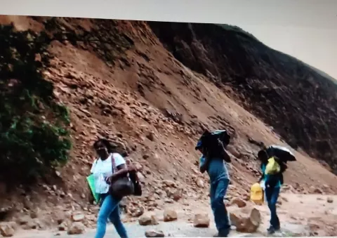  ¡Peligro! Deslizamientos de tierra, inundaciones y puentes colapsados en Calobre 