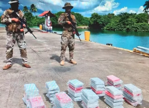 Incautan más de 2,000 paquetes de drogas en puerto y barco en tránsito en Colón 