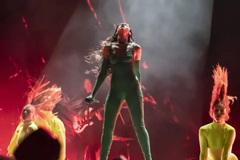 Dua Lipa desborda sensualidad en su “Future Nostalgia” de paso por México