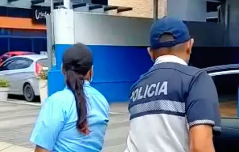 Mujer que se disfrazó de estudiante ingresó al plantel educativo para defender a su prima