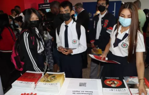 Estudiantes graduandos de escuelas públicas y privadas analizan ofertas de educación superior 