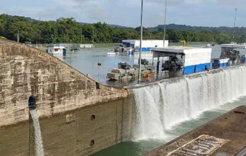 ¡Insólito! Desborde de aguas en las esclusas de Gatún