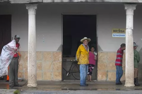 Ian cruza el occidente cubano dejando intensas lluvias y vientos huracanados 
