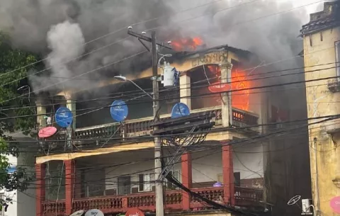 Fuego en edificio entre las calles 8 y Avenida Meléndez con la Santa Isabel, en Colón 