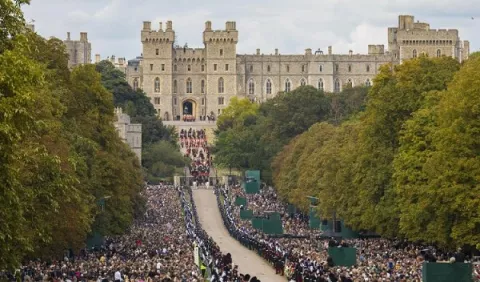 El último paseo de Isabel II por su pueblo