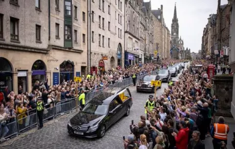 Los escoceses despiden con emoción y serenidad a Isabel II en su cortejo fúnebre