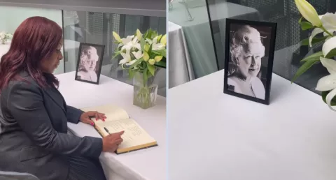 Kayra Harding está en Londres: Deja flores y firma libro de condolencias por la muerte de la Reina Isabel II
