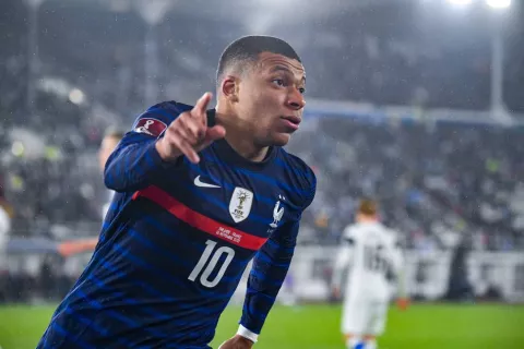  Kylian Mbappé se borra de sesión de fotos de Francia por desacuerdo con patrocinio