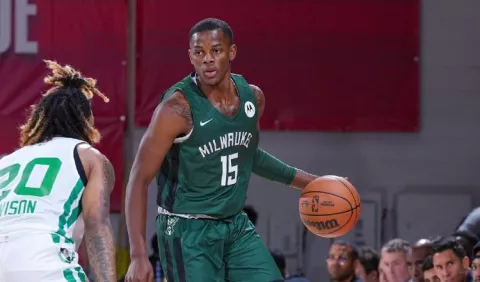 Iverson Molinar busca su cupo con Milwaukee Bucks