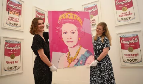 Isabel II: El 'icono' pop que inspiró canciones punk y obras de Warhol