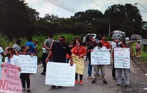  Transportistas de Herrera, Mendoza y La Represa en La Chorrera, bloquean vía en El Trapichito