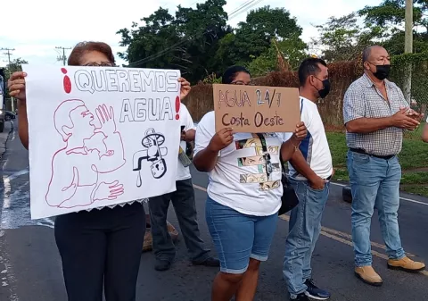 Protestan en la entrada de Puerto Caimito exigiendo agua potable al Idaan 