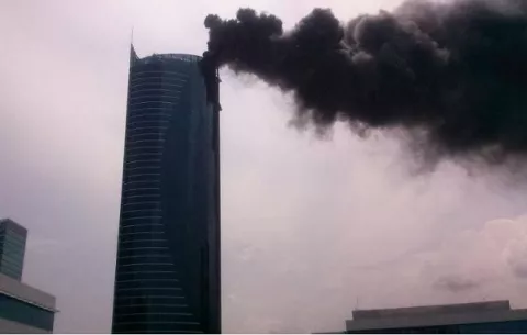 ¿Por qué es importante que los rascacielos tengan sistemas de autodefensa contra incendios?