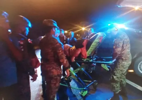 Una mujer es rescatada de las aguas del río Gariche en el distrito de Bugaba