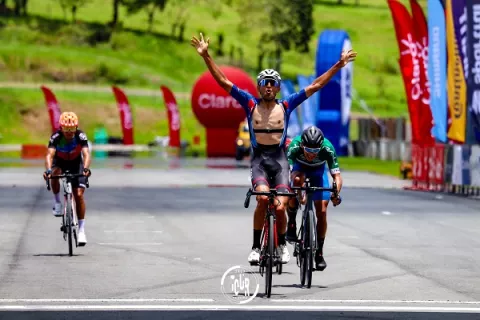 Panameño Roberto González,  líder de la Vuelta a San Carlos en Costa Rica