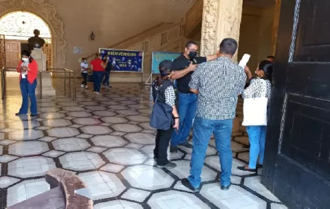 Estudiantes internas de la Normal de Santiago se agarran a golpes